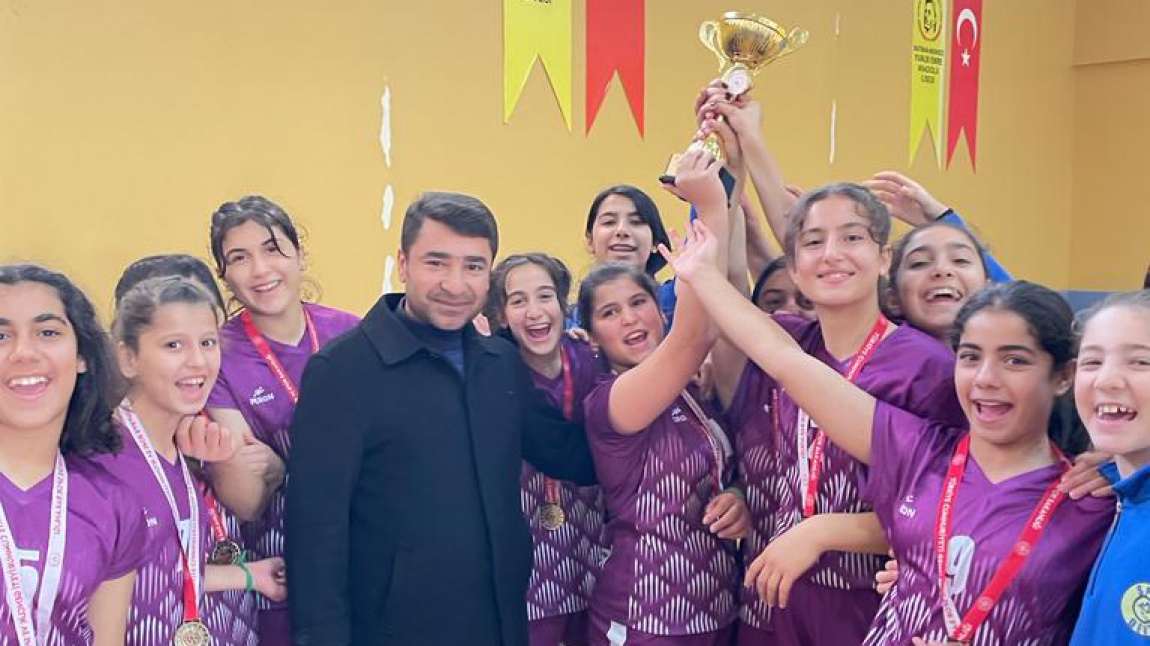 Toki Kazım Karabekir Ortaokulu Okullararasi Yıldız Kızlar Voleybol Turnuvasında Finale adını yazdırdı.